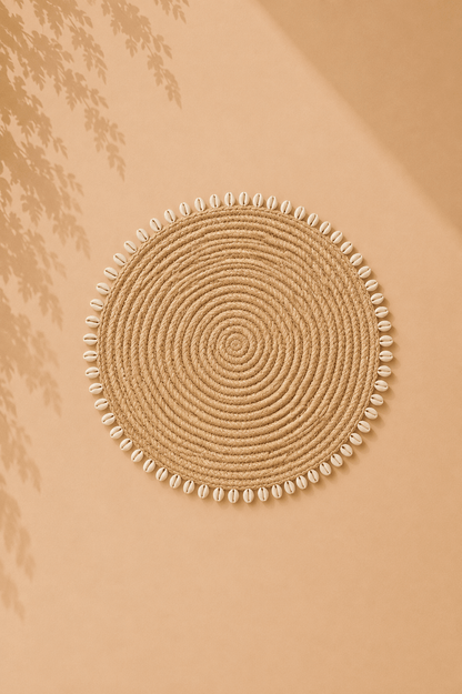 Ronde raffia pannenonderzetter met kaurischelpen op beige gebladerde achtergrond