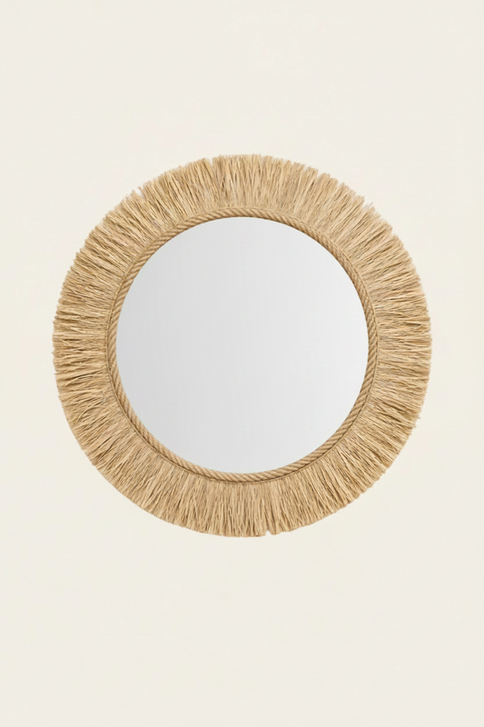 Ronde wandspiegel met natuurlijke raffia op licht beige achtergrond
