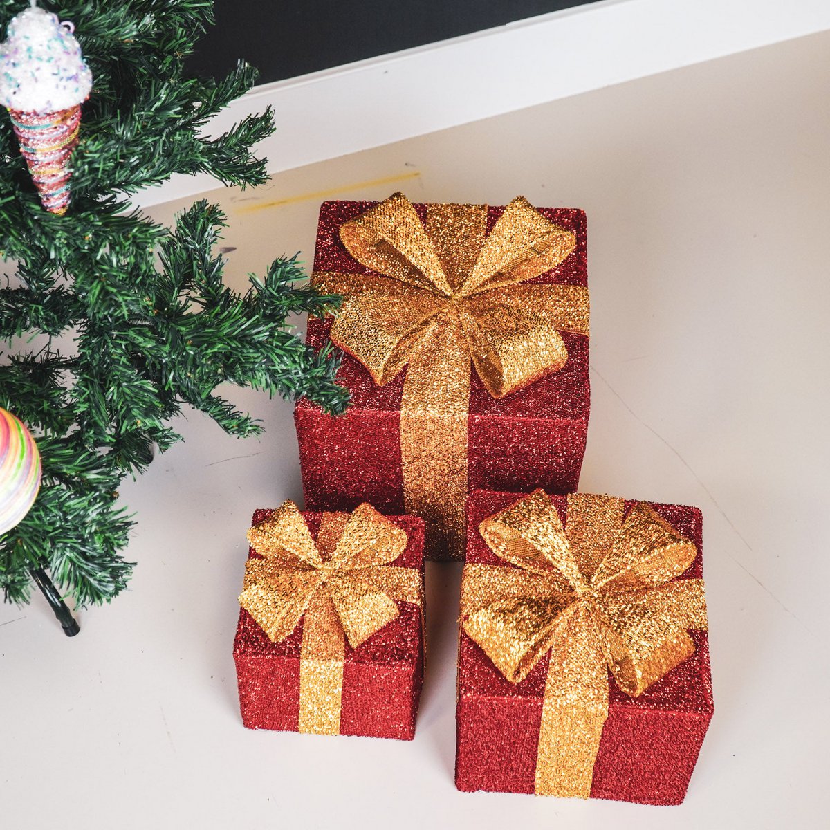 Rood-gouden LED kerstcadeaus set van 3 met bovenaanzicht en kerstboom
