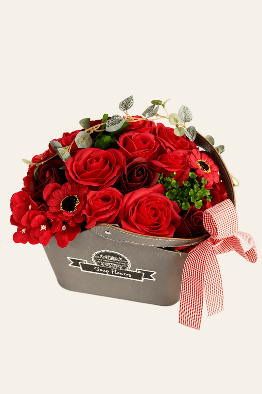Rood zeepbloemenboeket in rieten mand op een licht beige achtergrond als productfoto
