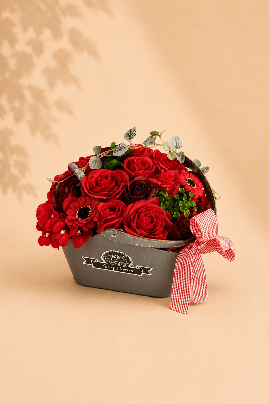 Rood zeepbloemenboeket in rieten mand