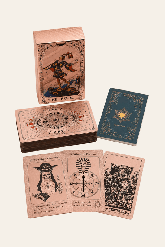 Roségouden tarotkaartenset met maanfasen en boekje op een licht beige achtergrond als een productfoto