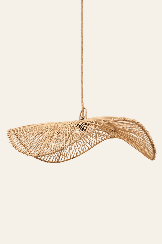 Rotan hanglamp in organische golfvorm op een licht beige achtergrond