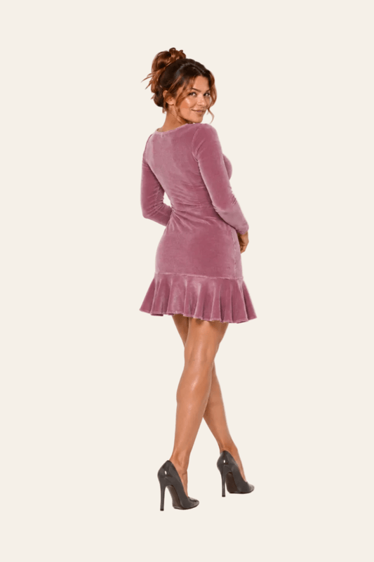 Achteraanzicht van roze LMB Boutique getailleerde velours jurk met lange mouwen.