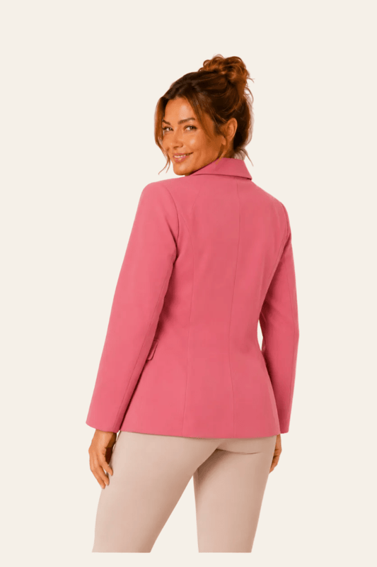 Achteraanzicht van roze getailleerd LMB Boutique damescolbert met gladde rug en nette zoom.