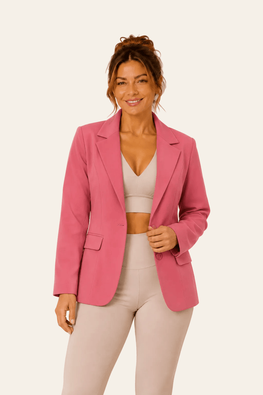 Vooraanzicht van roze getailleerd LMB Boutique damescolbert met revers en enkele rij knopen.