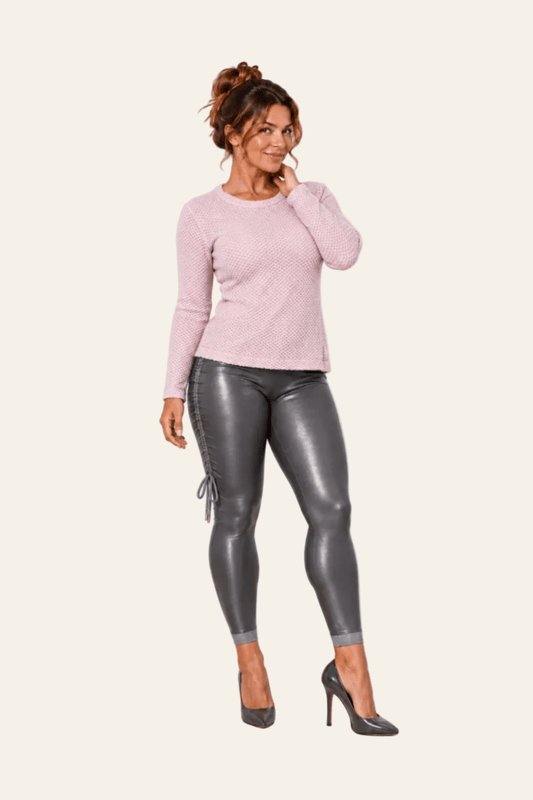 Vooraanzicht van roze LMB Boutique damestrui met ronde hals, lange mouwen en asymmetrische zoom.