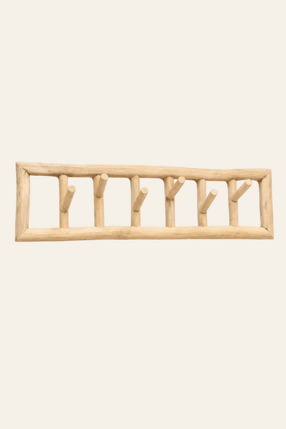 Rustieke wandkapstok van teakhout op een licht beige achtergrond