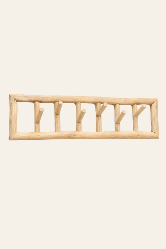 Rustieke wandkapstok van teakhout op een licht beige achtergrond