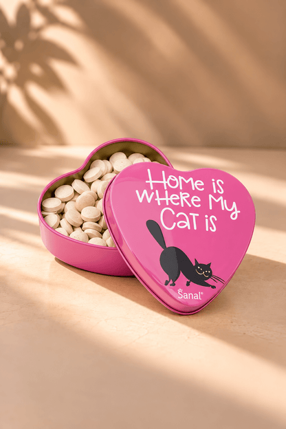 Sanal gisttabletten voor katten in roze hartvormig metalen blik van 60 gram met zwarte kattenillustratie en witte tabletten.