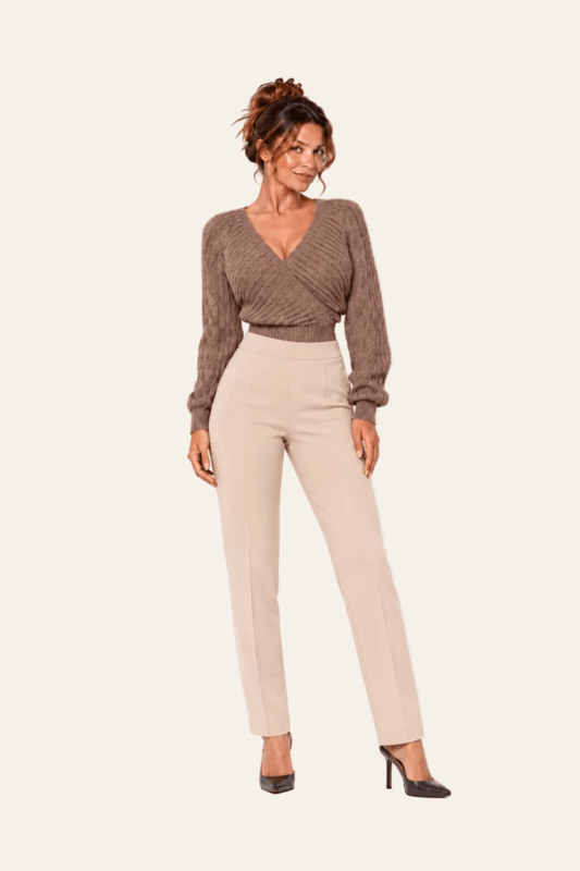 Vooraanzicht van champagne LMB Boutique satijnlook damesbroek met hoge tailleband en rechte pijpen.