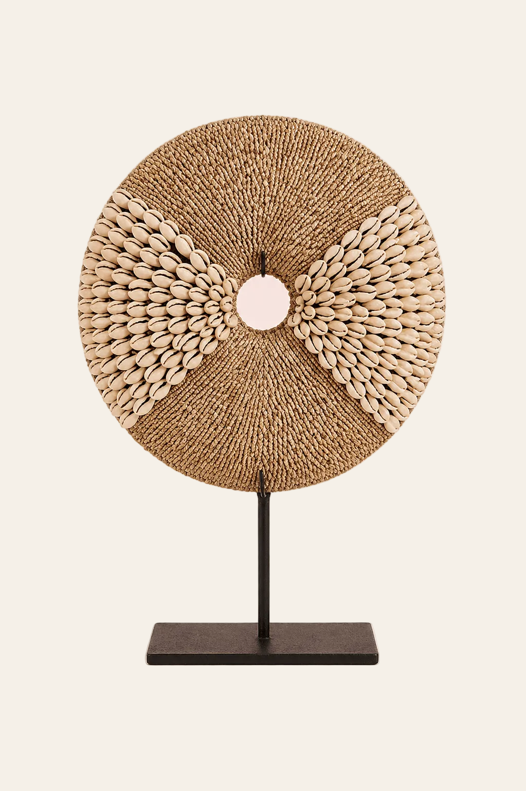 Schelpendecoratie op zwarte standaard naturel op een lichte beige achtergrond