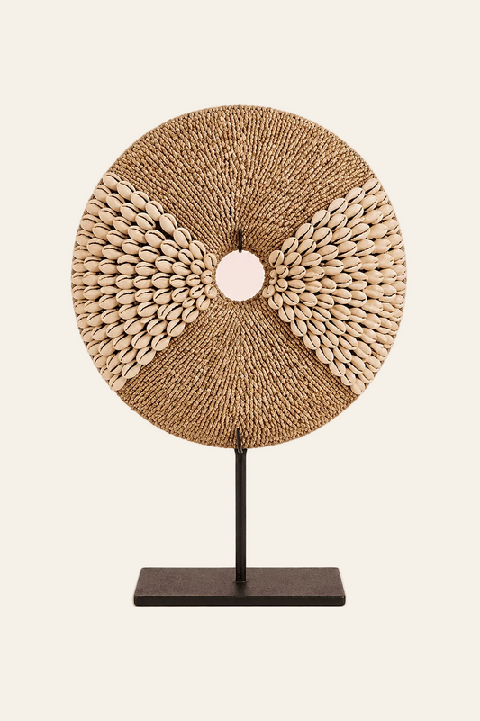 Schelpendecoratie op zwarte standaard naturel op een lichte beige achtergrond
