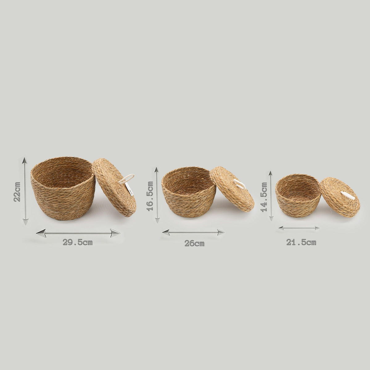 Set van 3 geweven manden met deksel gemaakt van zeegras . Met afmetingen bij iedere mand.