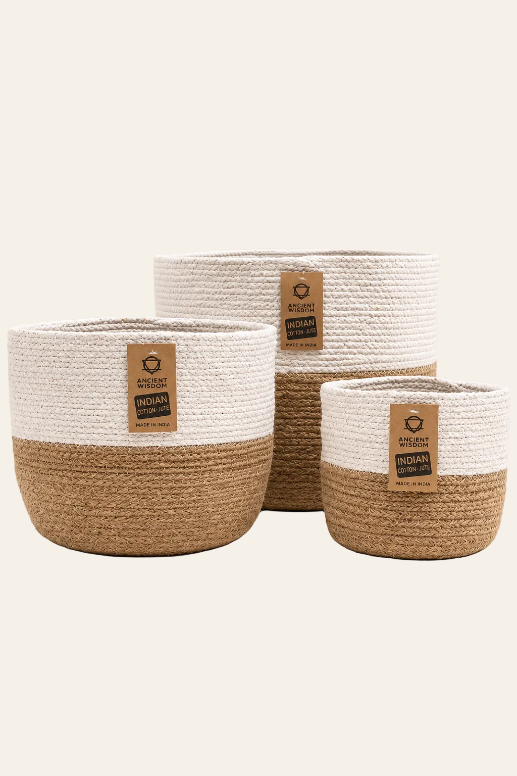 Set van 3 ronde katoenen opbergmanden in wit en naturel met gevlochten structuur op een lichtbeige achtergrond