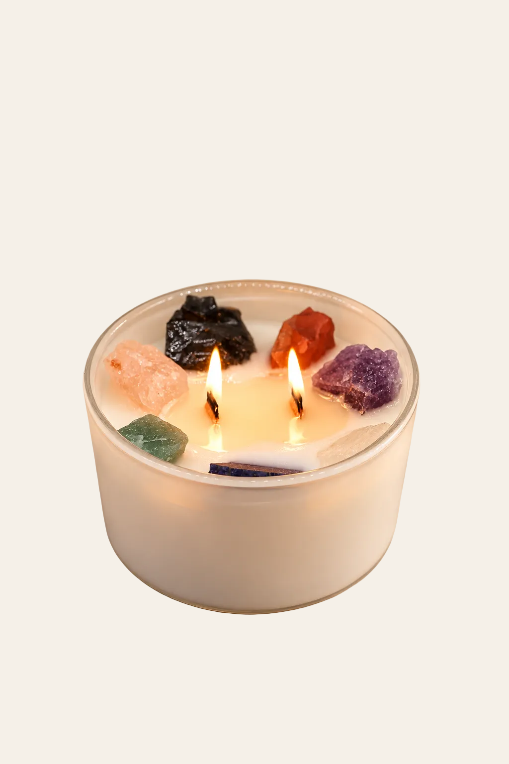Seven Chakra kristalkaars van sojawas met zeven edelstenen en twee brandende houten lonten op warme beige achtergrond