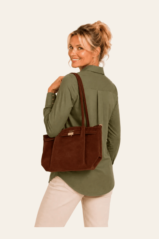 Achteraanzicht van Ruime shopper dames in imitatiesuède met ritssluiting; zichtbaar: ruim shoppermodel en decoratieve riem
