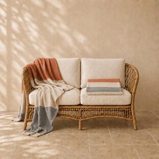 Sky Stripe wollen plaid in meerkleurig streeppatroon 130 × 170 cm, met aandacht voor materiaal, structuur en proportie.