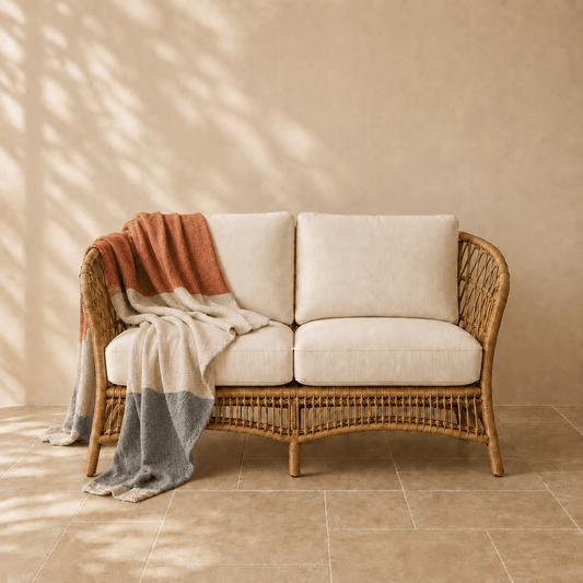 Sky Stripe wollen plaid in meerkleurig streeppatroon 130 × 170 cm, in een verzorgde woonsetting met zichtbare textuur en vorm.