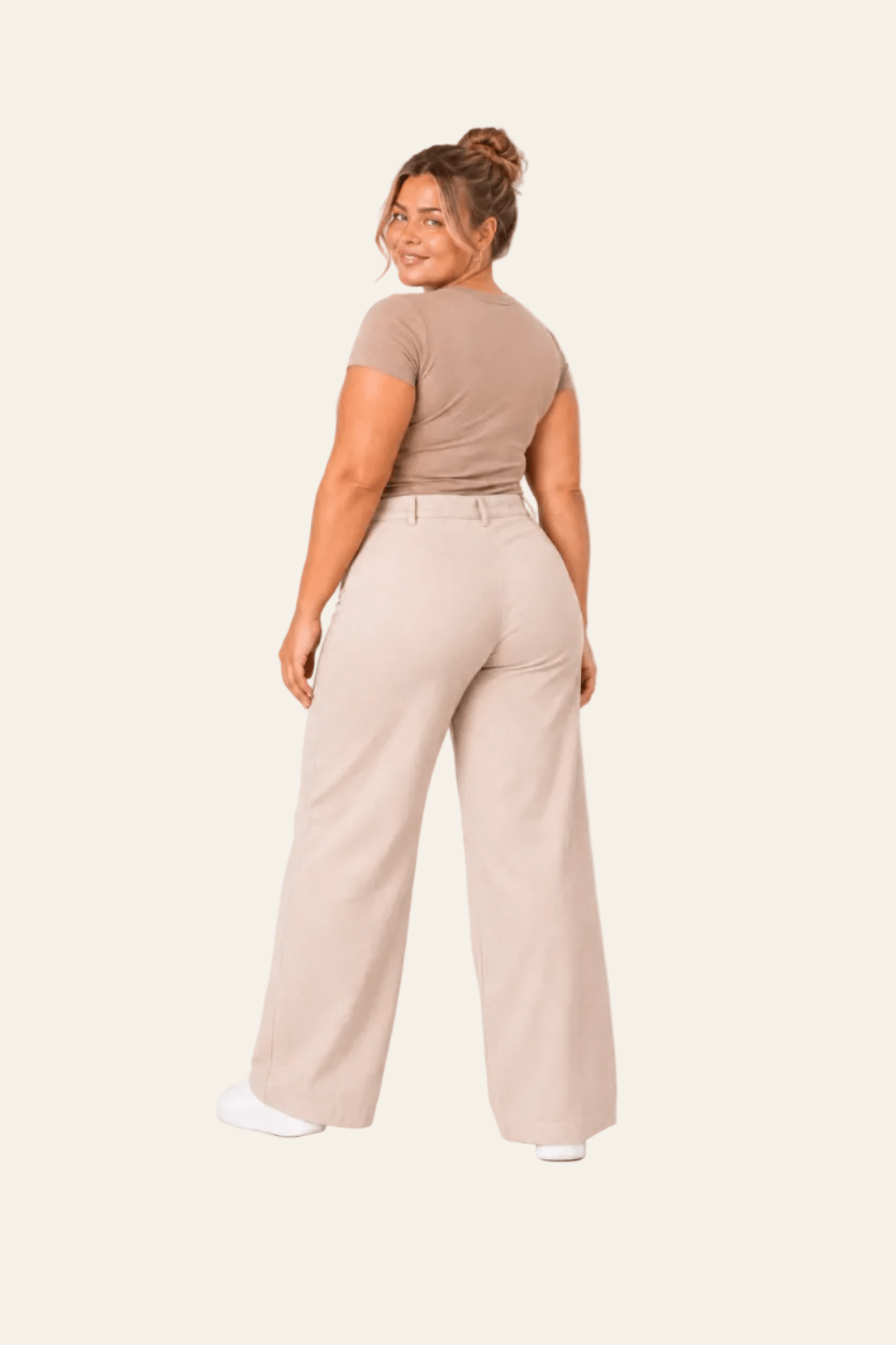 Achteraanzicht van wide leg damesbroek met hoge taille en wijde pijpen.