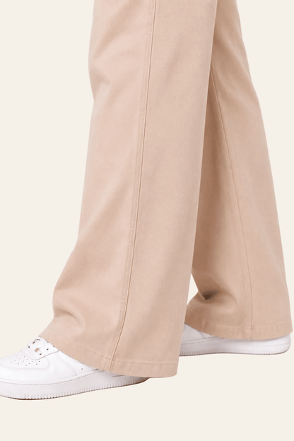 Detail van snit, naad en zoom van wide leg damesbroek.