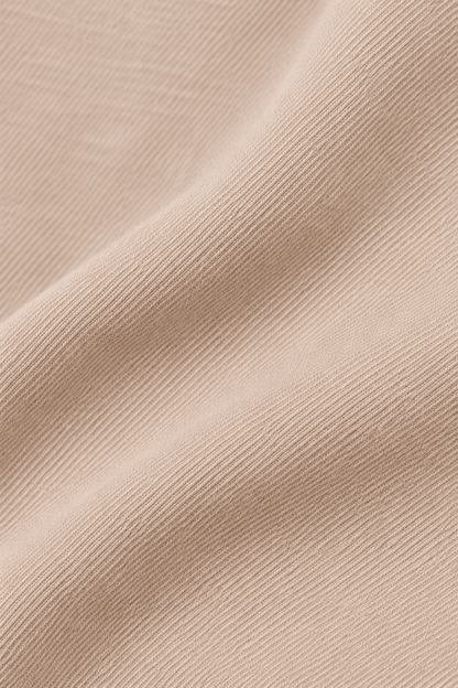 Detail van de stofstructuur van wide leg damesbroek met hoge taille.