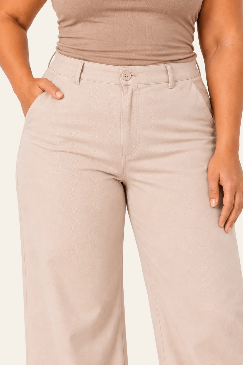 Detail van hoge taille en zijzakken van wide leg damesbroek.