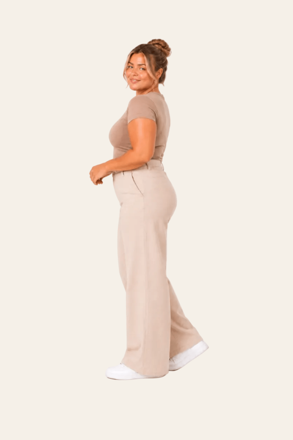 Zijaanzicht van wide leg damesbroek met hoge taille en zijzakken.