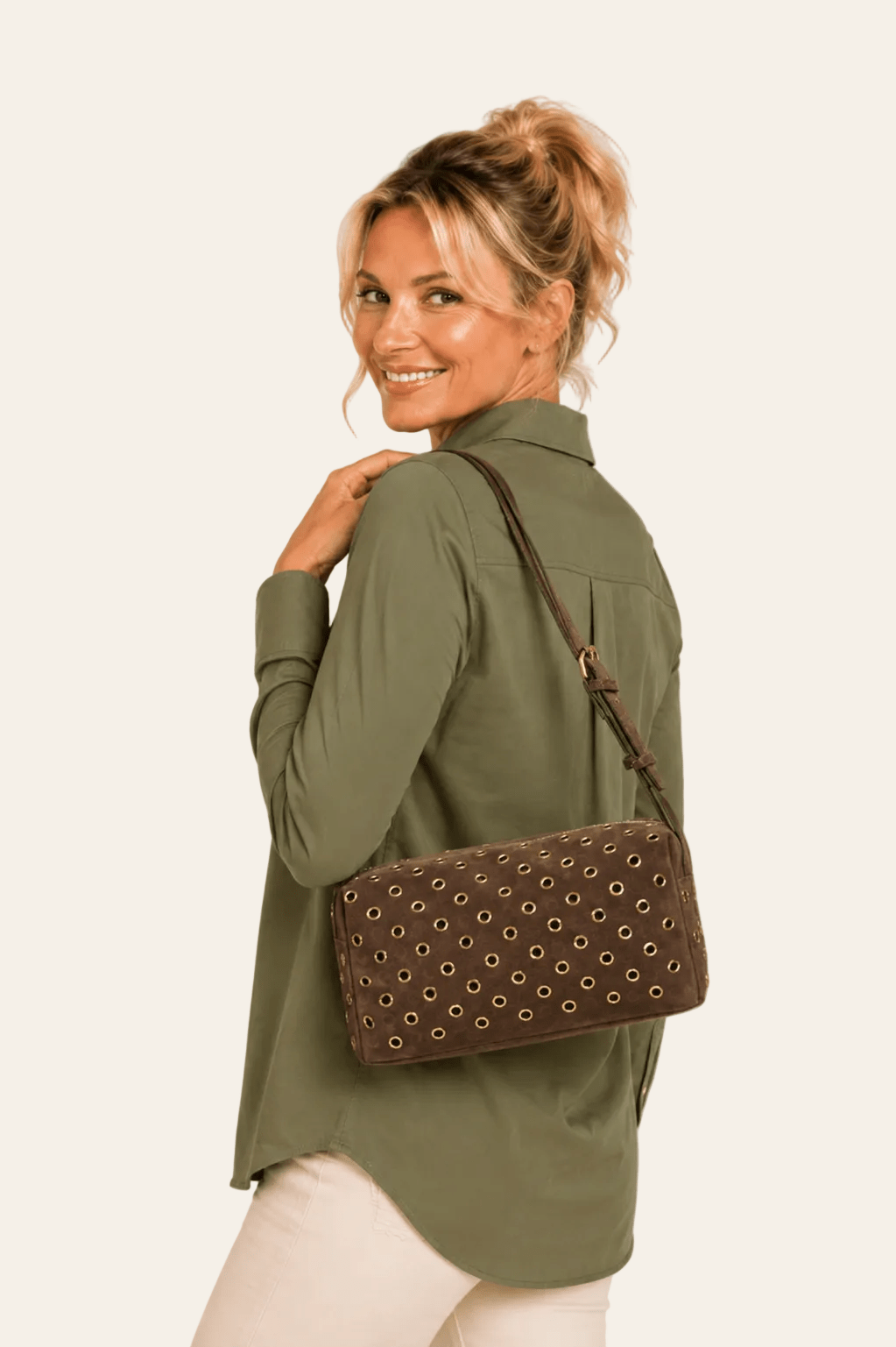 Stijlvolle bruine schoudertas met goudkleurige ringdetails