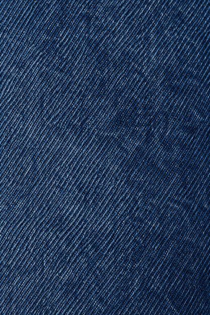 Detail van de stonewash denim stofstructuur van blauwe jeans.