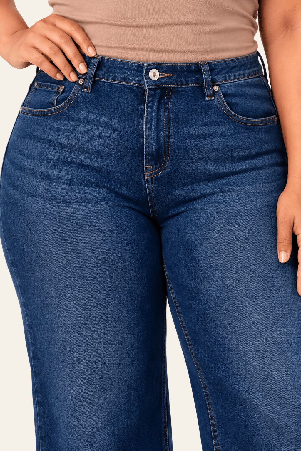 Detail van hoge taille, sluiting en voorzakken van stonewash blauwe jeans.