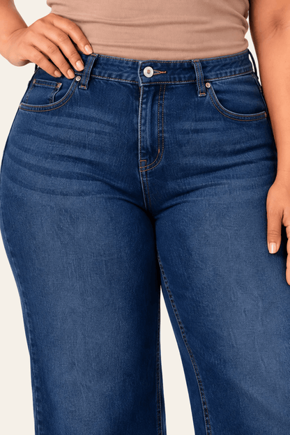 Detail van hoge taille, sluiting en voorzakken van stonewash blauwe jeans.