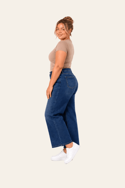 Zijaanzicht van stonewash blauwe jeans met wijde pijpen.