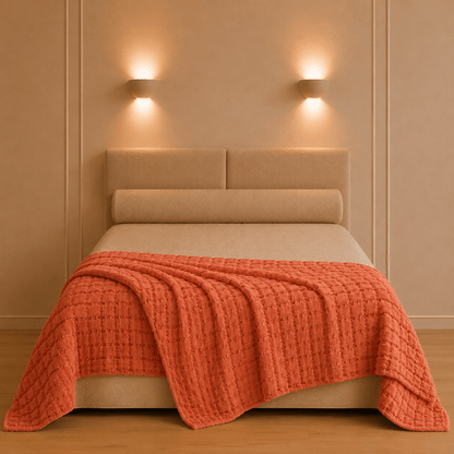 Swami bedsprei van Vivaraise in terracottaroodkleur en 100% katoen, royaal gedrapeerd over een tweepersoonsbed