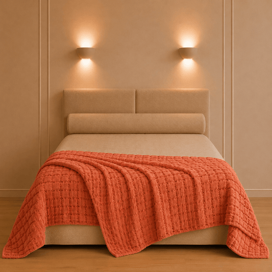 Swami bedsprei van Vivaraise in terracottaroodkleur en 100% katoen, royaal gedrapeerd over een tweepersoonsbed