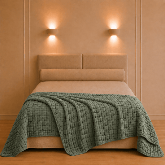 Swami bedsprei van Vivaraise in tijmgroenkleur los gedrapeerd over een rustig opgemaakt bed