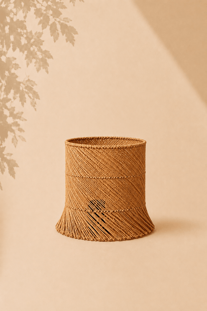 Tafellampenkap in naturel gevlochten pandan op een beige gebladerde achtergrond