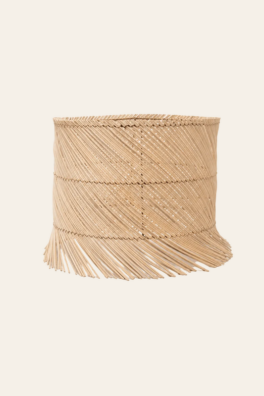 Tafellampenkap in naturel gevlochten pandan op een licht beige achtergrond als productfoto
