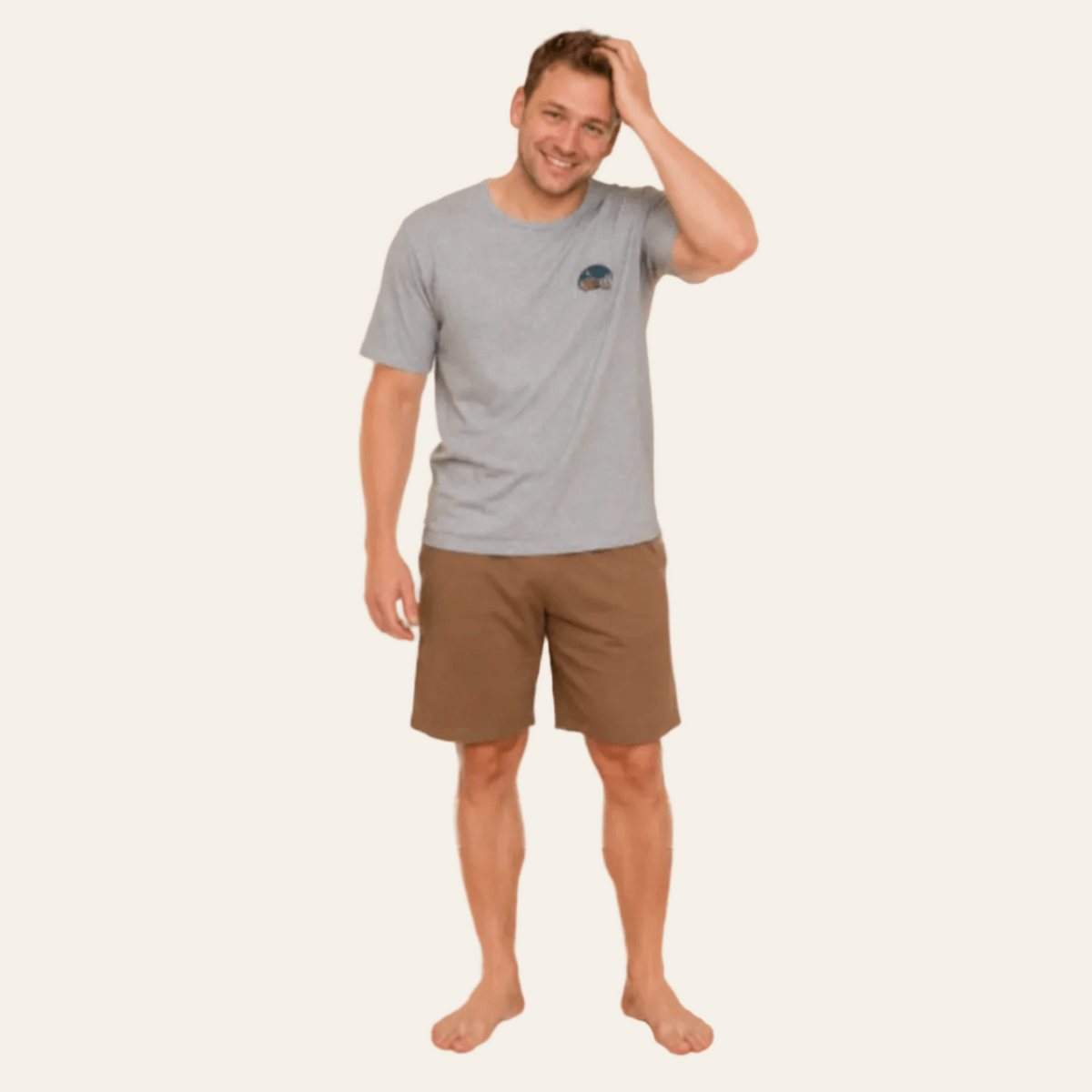 Taro herenshortama in grijskleurige top met bruinkleurige short, vooraanzicht