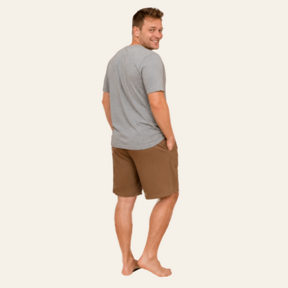 Taro herenshortama in grijskleurige top met bruinkleurige short, achteraanzicht