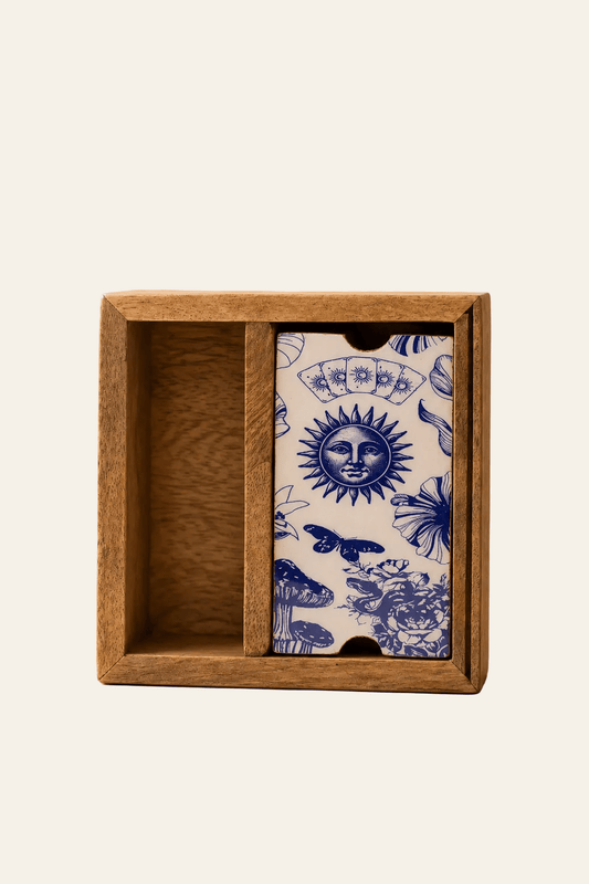Tarot opbergdoos met kaartdisplay en maansymbool op een lichte beige achtergrond als productfoto