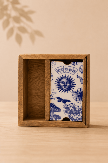 Tarot opbergdoos met kaartdisplay en maansymbool op een beige gebladerde achtergrond