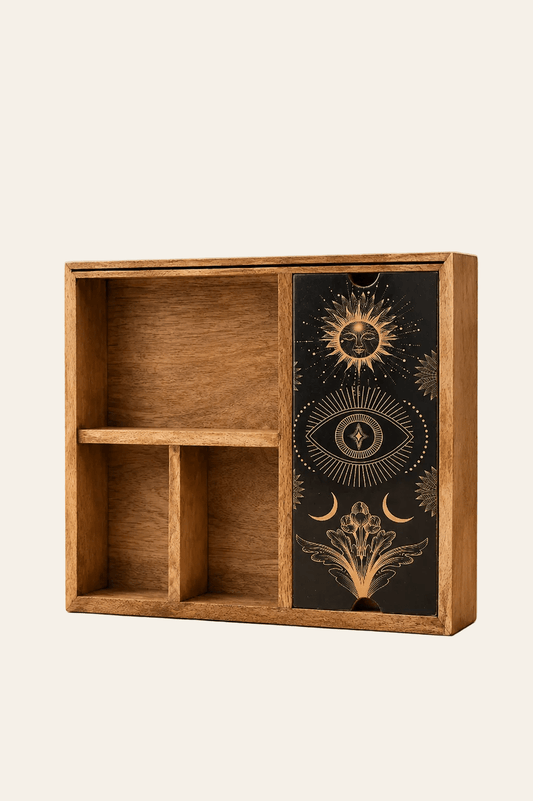 Tarot opbergdoos met kaartdisplay en vier vakken met maan in zon op een lichte beige achtergrond als productfoto