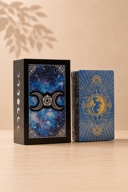 Tarotkaartenset Moon Face met blauwe folie en gids op een beige gebladerde achtergrond