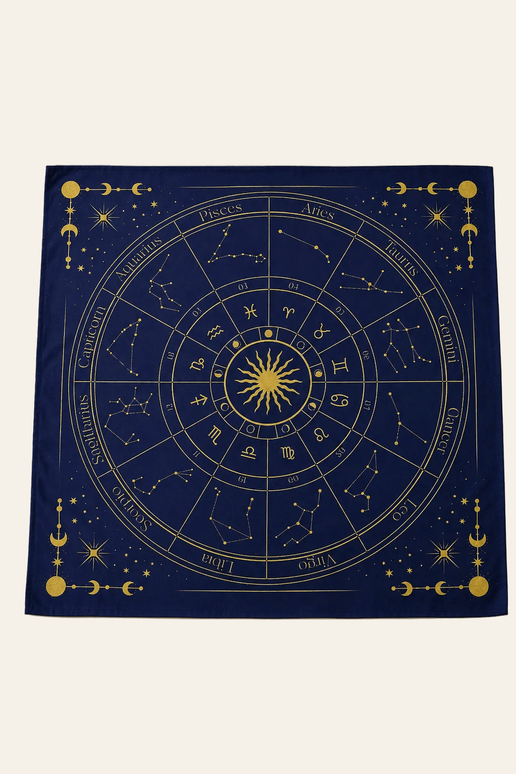 Tarotkleed met dierenriem op een licht beige achtergrond als een productfoto
