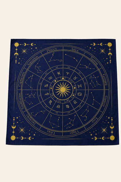 Tarotkleed met dierenriem op een licht beige achtergrond als een productfoto