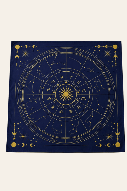 Tarotkleed met dierenriem op een licht beige achtergrond als een productfoto