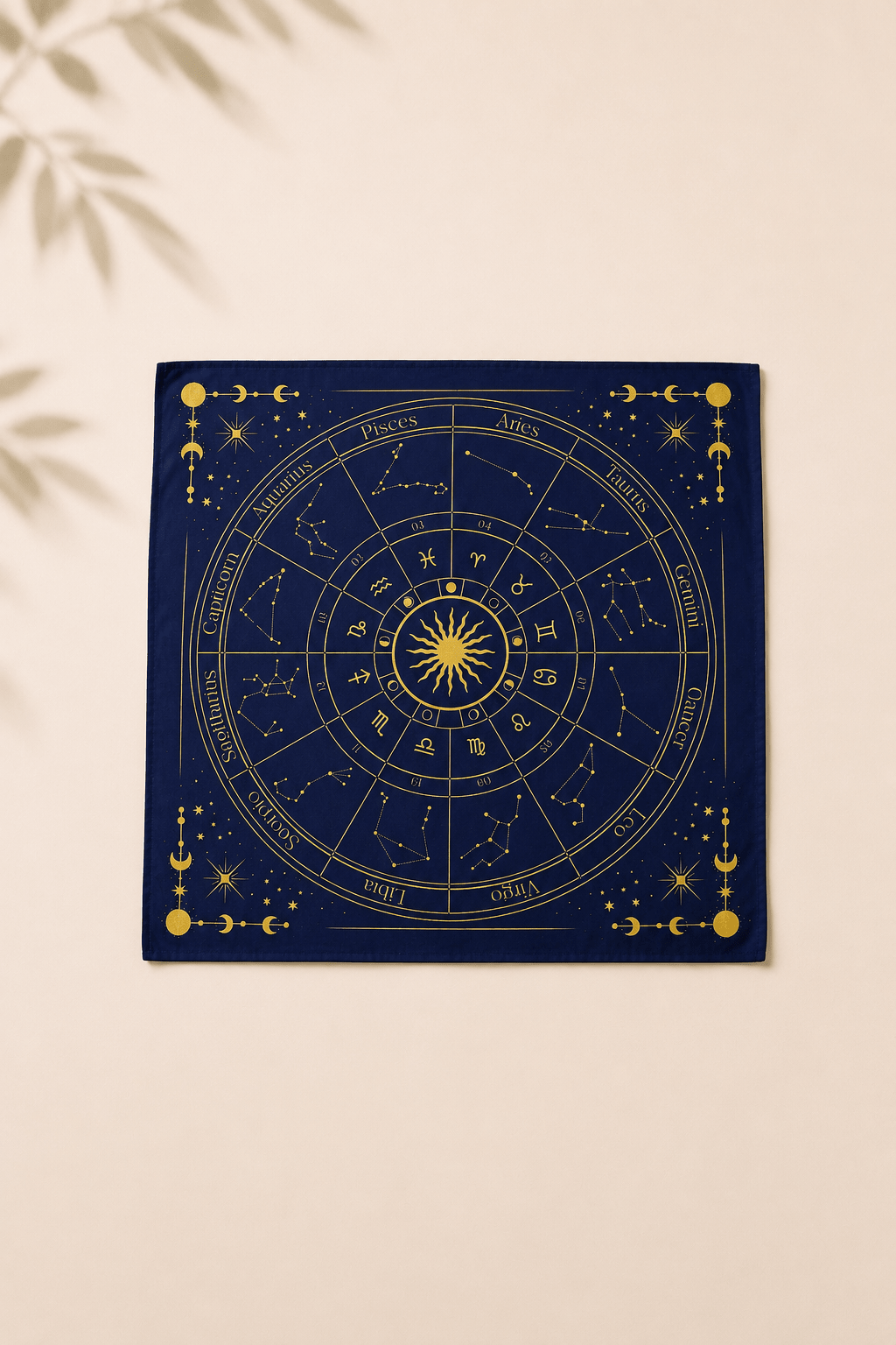 Tarotkleed met dierenriem op een licht beige gebladerde achtergrond
