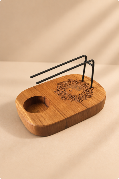Teakhouten Palo Santo en smudgehouder met yin-yang mandala en zwarte metalen steun op warme beige achtergrond
