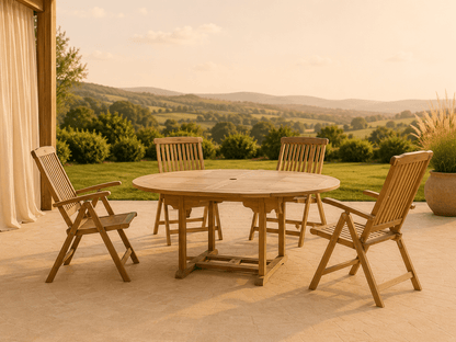 Massief teakhouten tuinset met ronde tafel en vier armstoelen vanuit de zijkant op een zonnig terras met groen uitzicht
